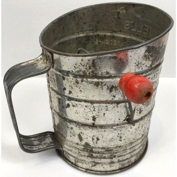 Vintage Bromwell's 3 Cup Metal Measuring Sifter Farmhouse Kitchen Red Handle - Picture 8 of 8